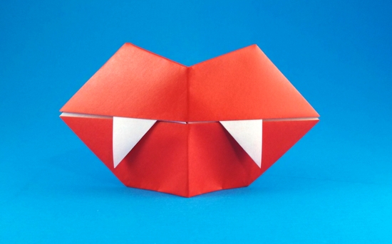 Origami Fangs by Kunihiko Kasahara. Folded by Gilad Aharoni on giladorigami.com