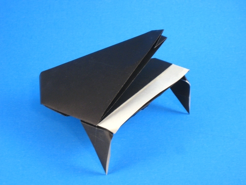 Origami Piano by Juan Francisco Carrillo (Juanfran). Folded from a square of origami paper by Gilad Aharoni on giladorigami.com