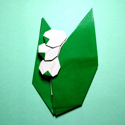 Origami Lily of the Valley brooch by Takenao Handa on giladorigami.com