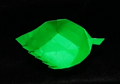 Origami Leaf-shaped dish by Yamanashi Akiko on giladorigami.com