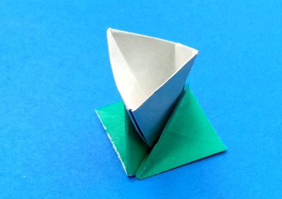 Origami V-shaped cup by Kawate Ayako on giladorigami.com