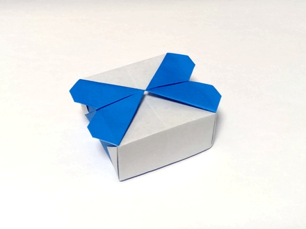Origami Box with hearts by Ishii Masato on giladorigami.com