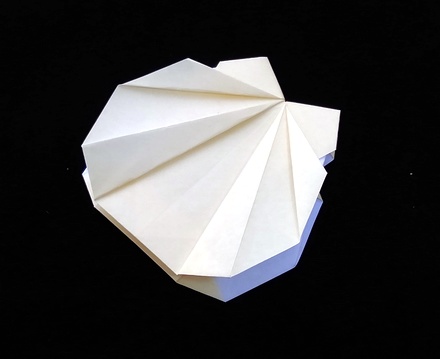 Origami Clam by Yamanashi Akiko on giladorigami.com